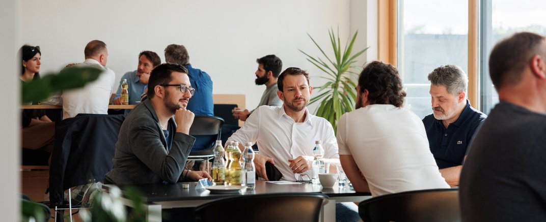 Menschen an einem KINN-Tisch im Gespräch